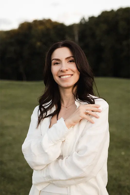 Portrait of the ChilDecor founder outdoors in a green park