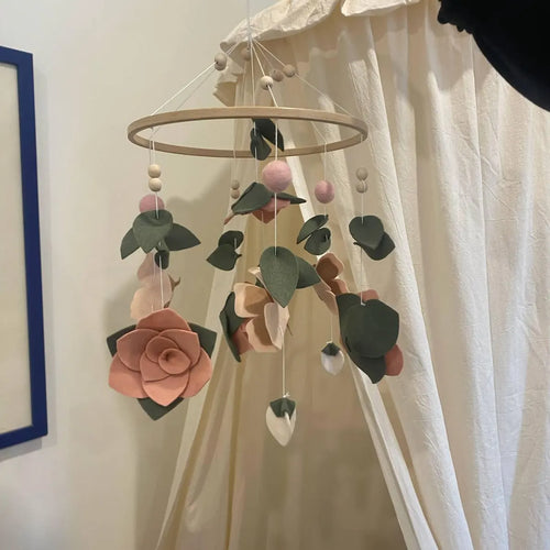 Felt rose and leaf baby mobile with canopy – handmade pink flowers nursery mobile with wooden beads