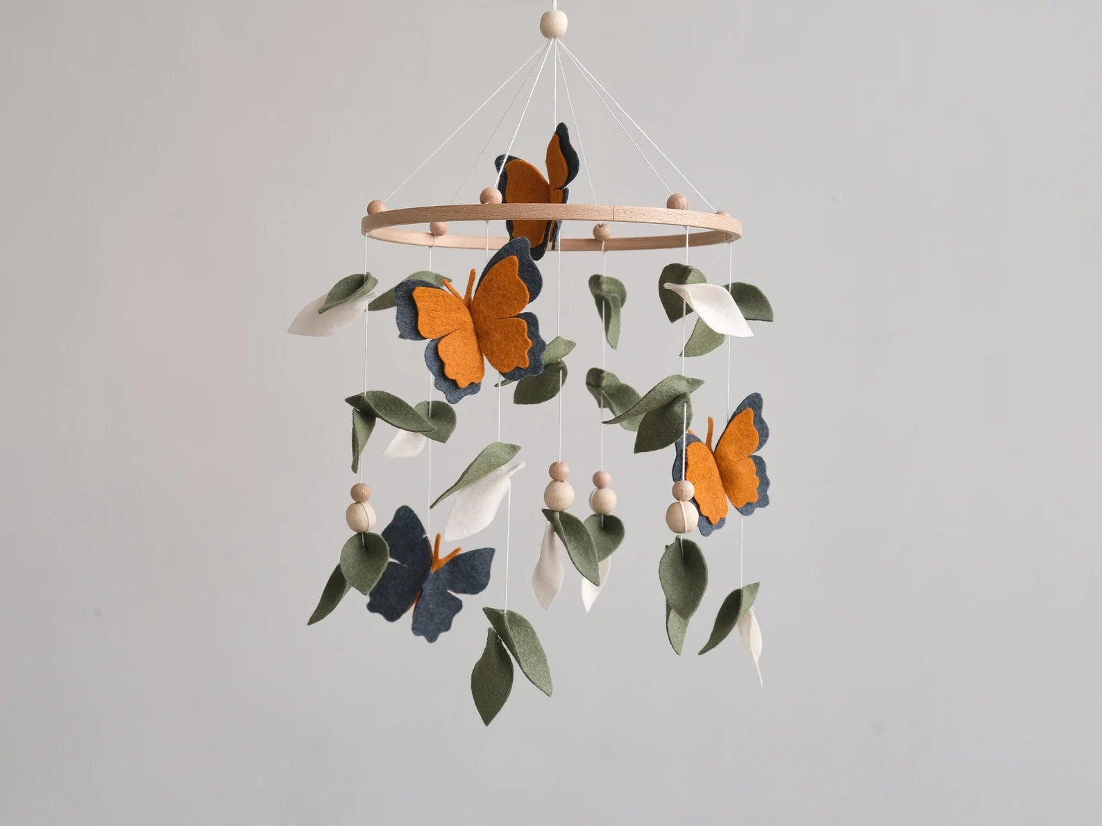 Felt baby mobile with monarch butterflies, leaves and wooden beads – nature crib mobile