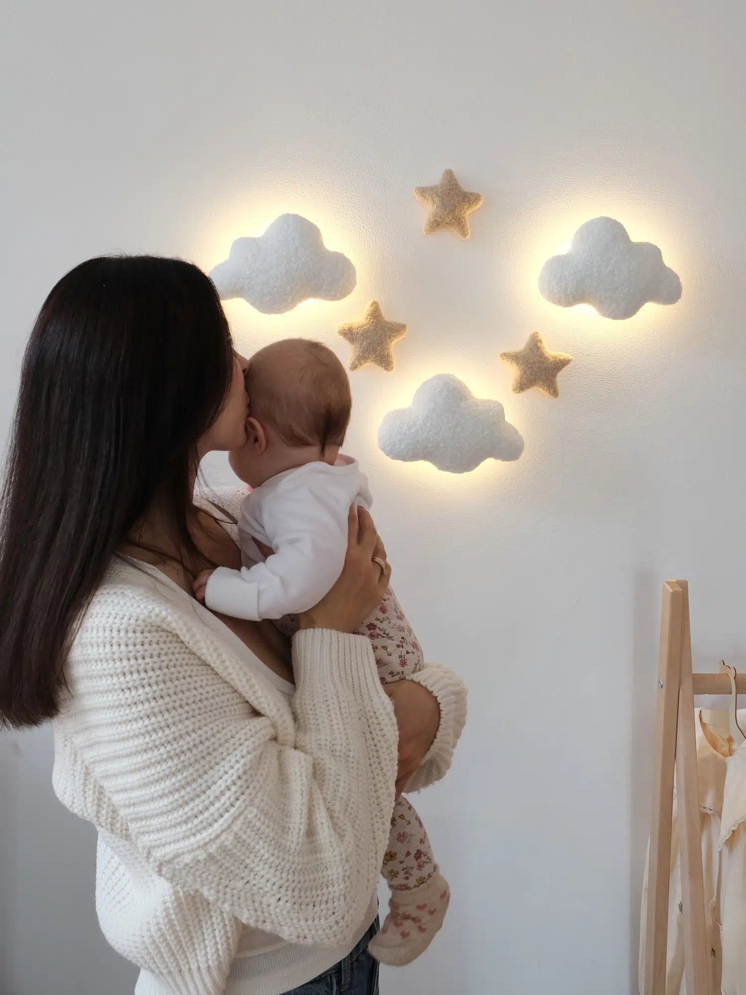 Mother kissing newborn in front of cloud and star night light set on nursery wall – 3 boucle clouds with 3 decorative stars